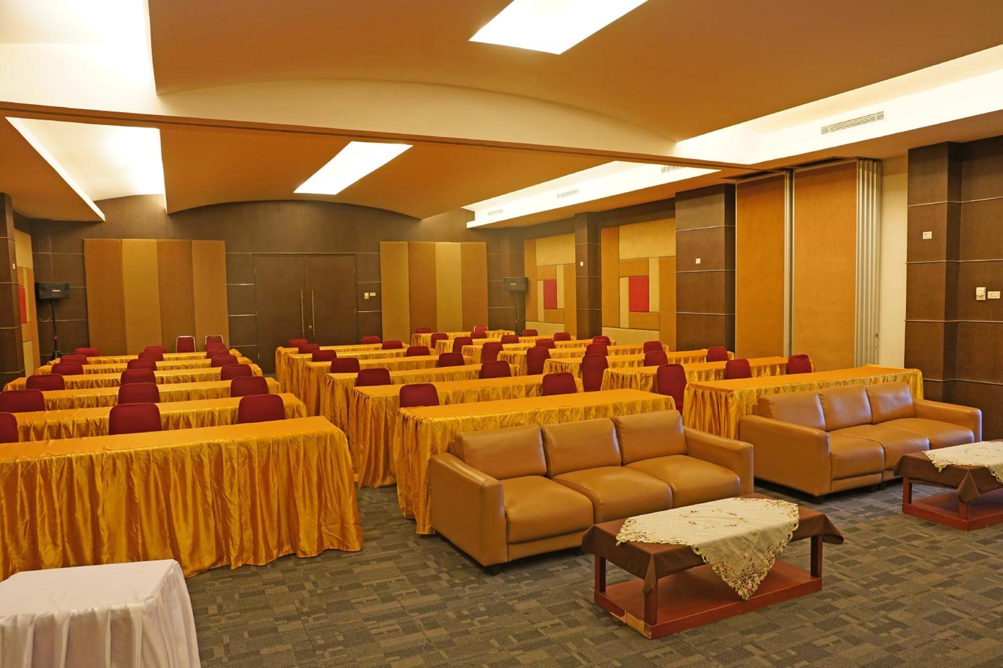 Arinas Hotel Bandar Lampung Exterior foto